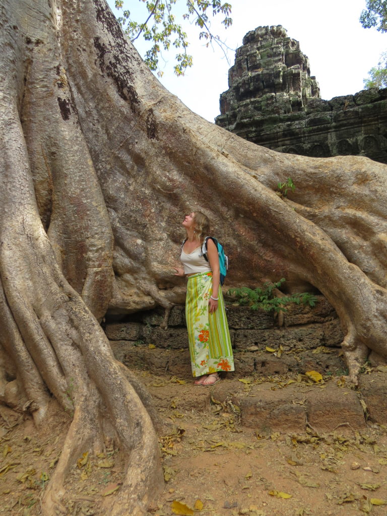 Solène Hector en voyage au pied d'un immense arbre