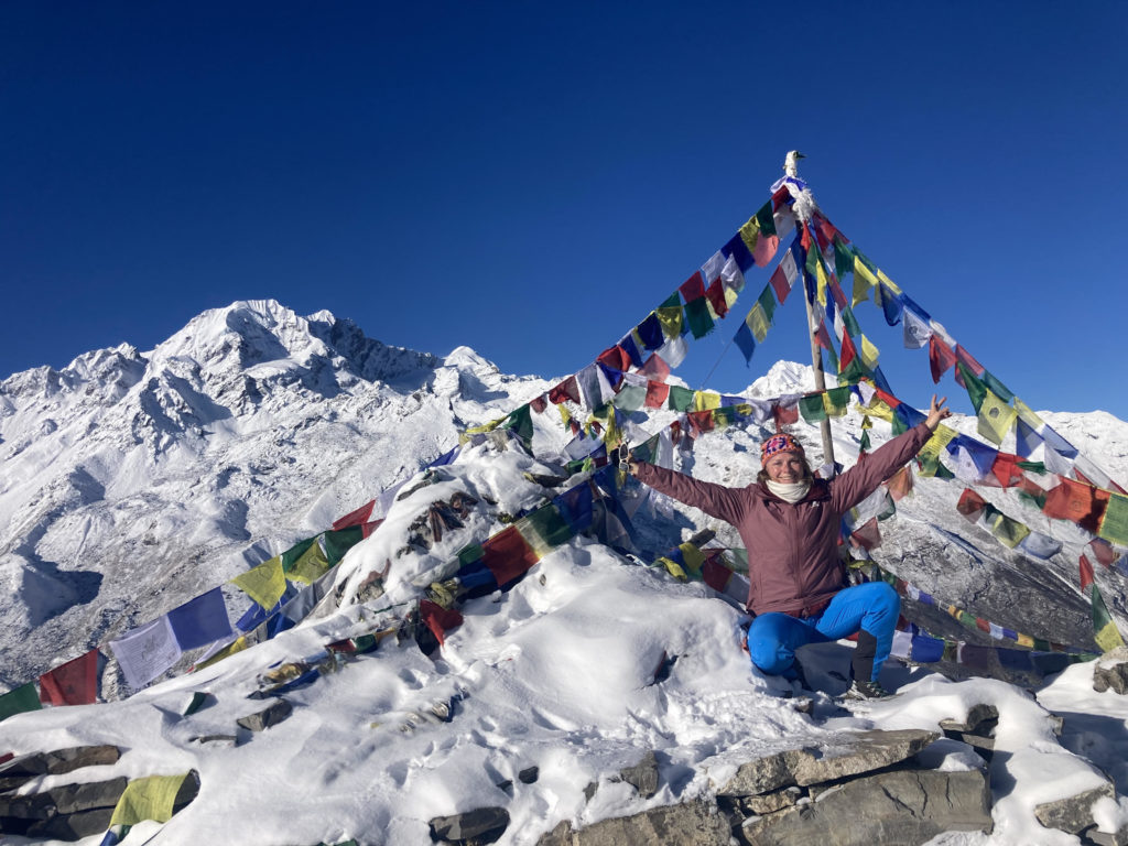 Solène au sommet des montagnes au Népal
